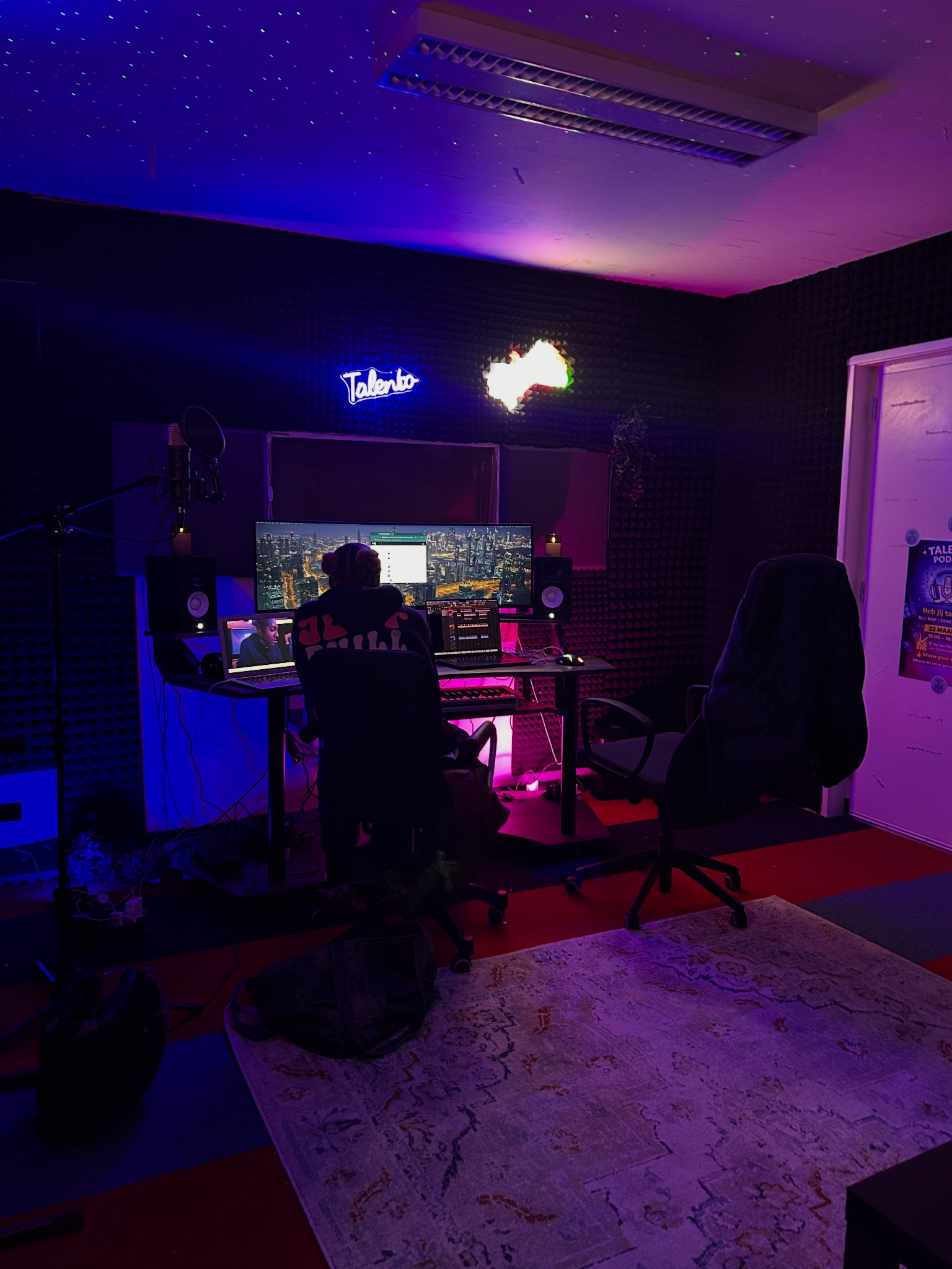 Studio van Talento Haarlem met paarse en blauwe verlichting